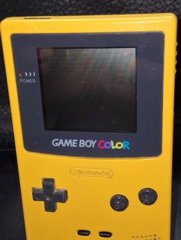 Game Boy Color in Gelb